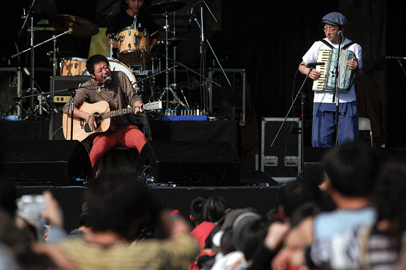 A band performs during Modern Sky Festival at Haidian Park in Beijing, Oct. 2, 2007. Deng Chao/IC