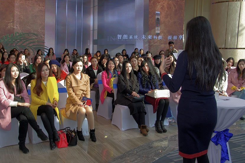 Ayawawa delivers a lecture to a female audience in Wuhan, Hubei province, Dec. 26, 2015. IC