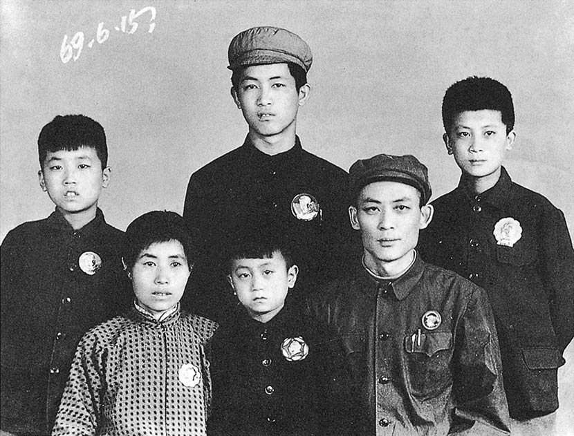 A family poses for a photo wearing buttons emblazoned with Chairman Mao’s portrait in 1969. Courtesy of ‘Old Photos’
