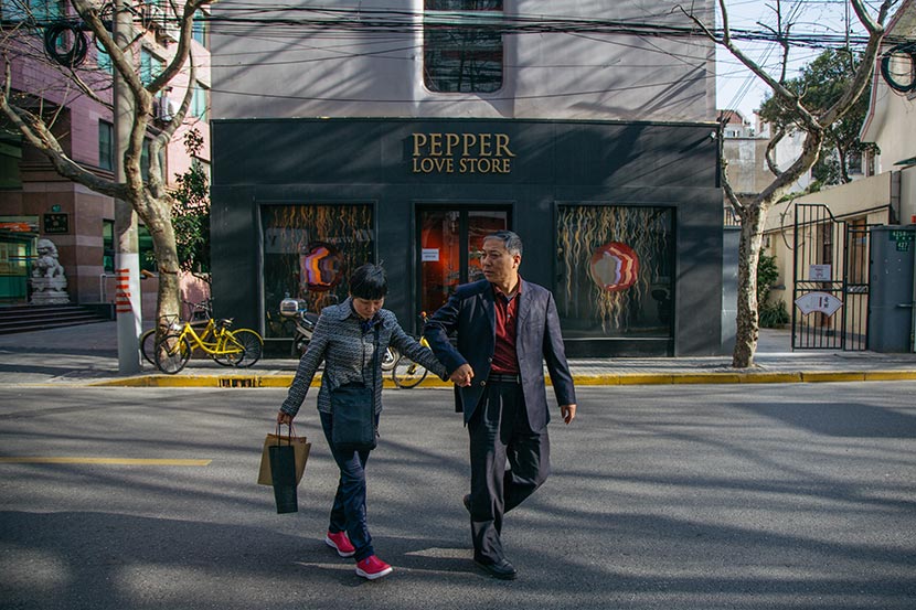 Two locals walk past Pepper Love Store, Shanghai, March 28, 2018. Wu Huiyuan/Sixth Tone