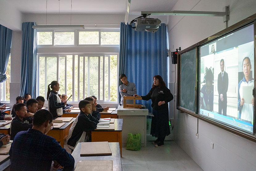Students attend a career-sharing presentation given by an investment banker at Nanjian No. 2 Middle School in Nanjian Yi Autonomous County, Yunnan province, March 22, 2018. Fan Yiying/Sixth Tone