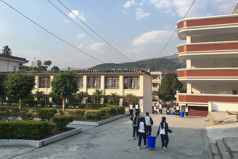 Students pick up trash after class at Nanjian No. 2 Middle School in Nanjian Yi Autonomous County, Yunnan province, March 22, 2018. Fan Yiying/Sixth Tone