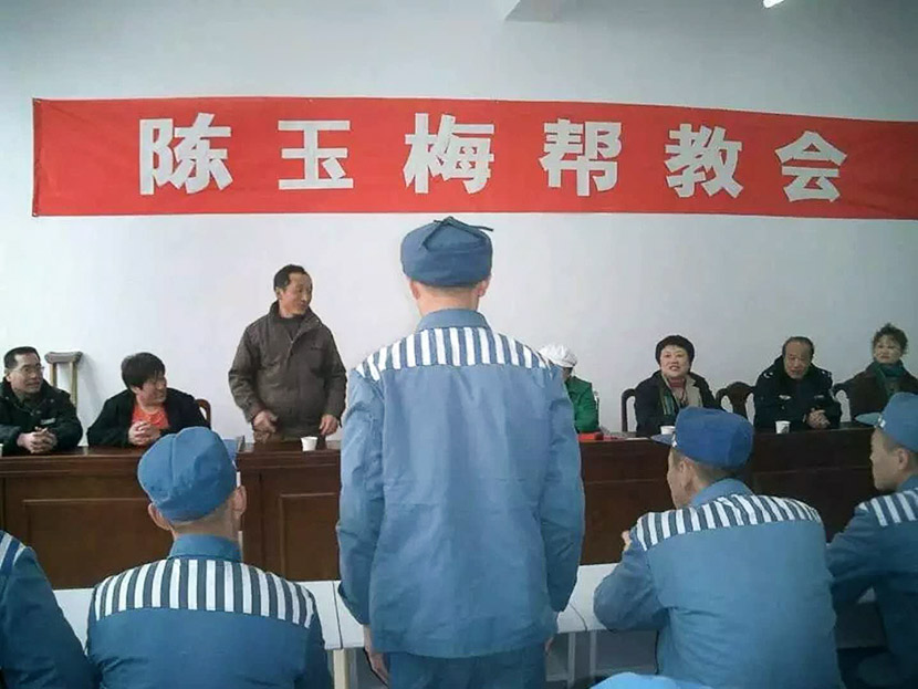 Chen Yumei’s team members address a roomful of inmates in Laixi, Shandong province, 2016. Courtesy of Chen Yumei