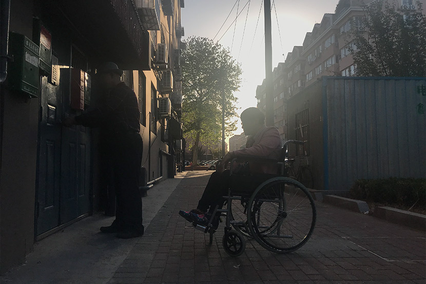 Chen Yumei and her husband return to their home in Qingdao, Shandong province, April 27, 2018. Wang Lianzhang/Sixth Tone