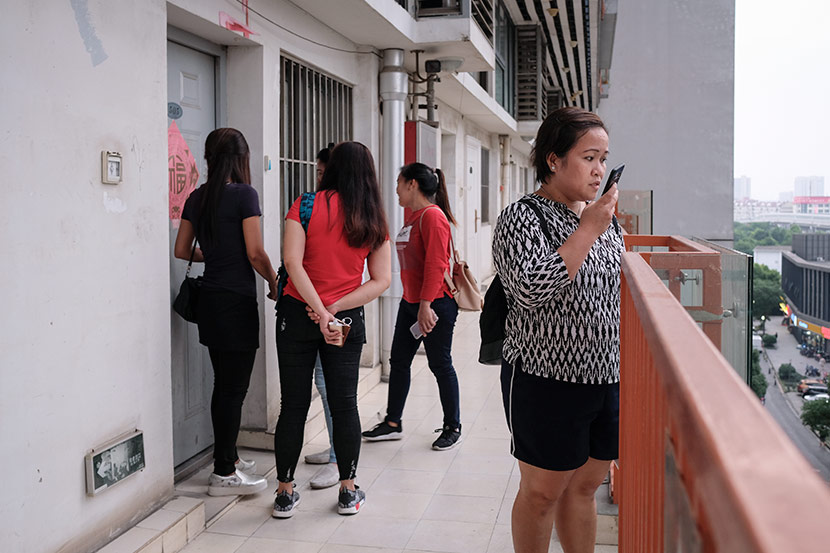 Lalaine Siason accompanies the four undocumented Filipina workers to view an apartment near the city center of Shanghai, May 31, 2018. The women plan to live together while their work permit applications are processed. Nicole Lim for Sixth Tone