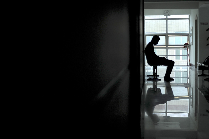 A man with depression waits to see a doctor at Fuzhou Neuro-Psychiatric Hospital in Fujian province, May 11, 2014. Liu Tao/VCG