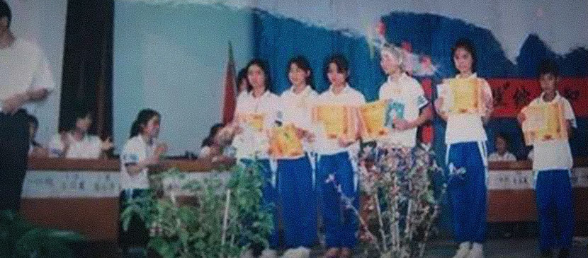 Zhong Jianhua (second from right) receives an outstanding student award as a fifth-grader in Heyuan, Guangdong province, 2001. At the ceremony, she was praised for her having excelled academically despite having diabetes. These remarks exposed her medical condition and caused her to feel great shame. Courtesy of Zhong Jianhua