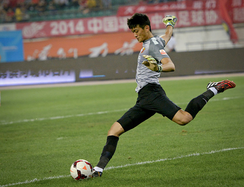 Sheng Peng, the goalkeeper for Beijing Renhe F.C., takes a goal kick during a match in Guiyang, Guizhou province, Sept. 28, 2014. VCG