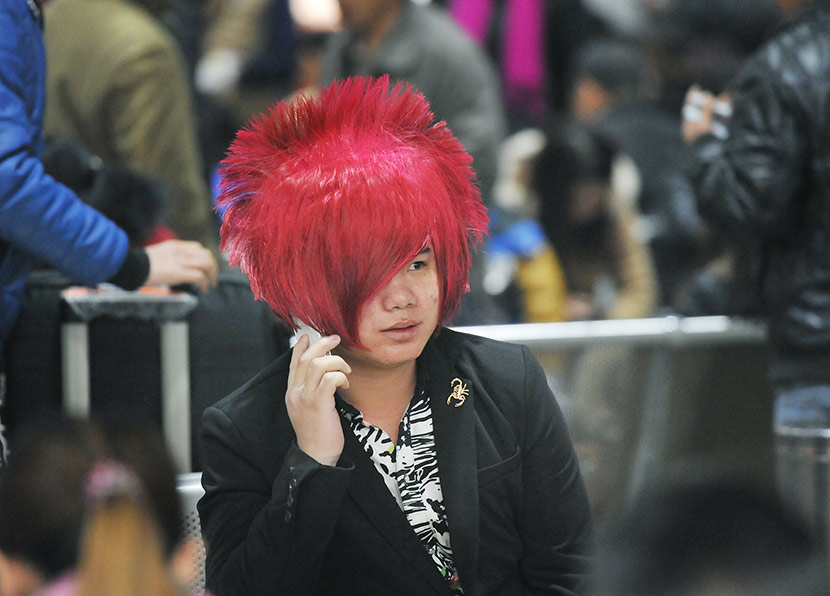 A young migrant worker with a ‘shamate’ hairstyle in Guiyang, Guizhou province, Feb. 6, 2015. VCG