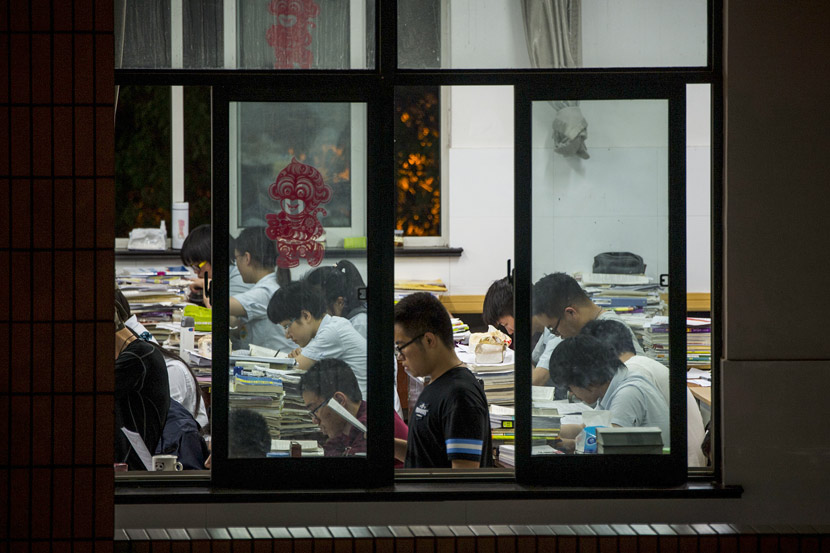 High school seniors study in a classroom in Nantong, Jiangsu province, May 25, 2016. Xu Jingbai/VCG
