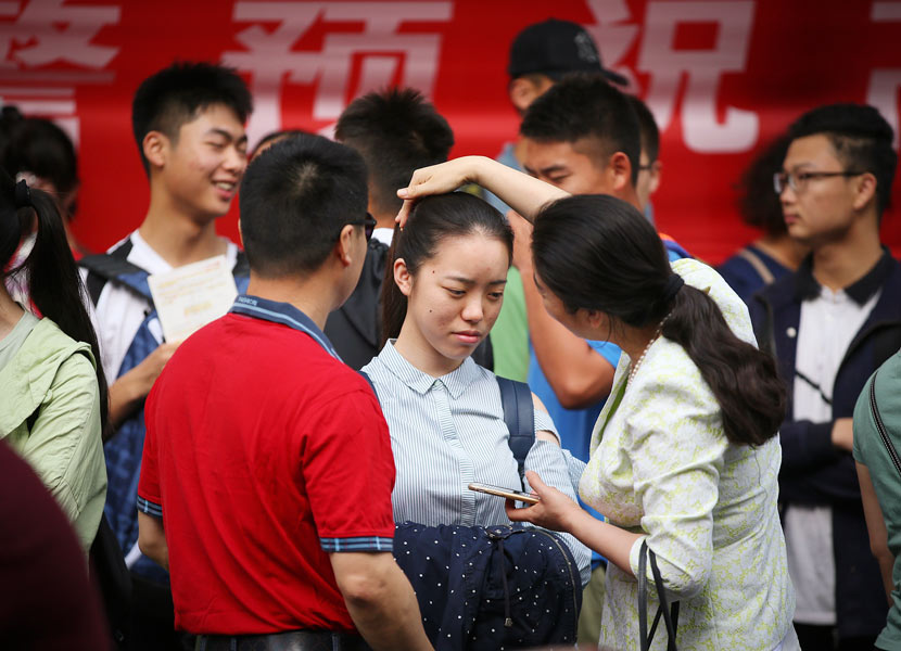 A mother encourages her daughter before the college entrance exam in Nantong, Jiangsu province, June 7, 2018. Xu Peiqin/VCG