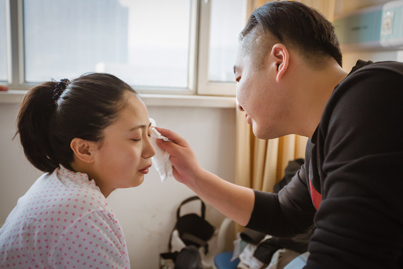 A new father wipes sweat from his wife’s brow at a hospital in Taiyuan, Shanxi province, March 3, 2018. BYphoto/VCG