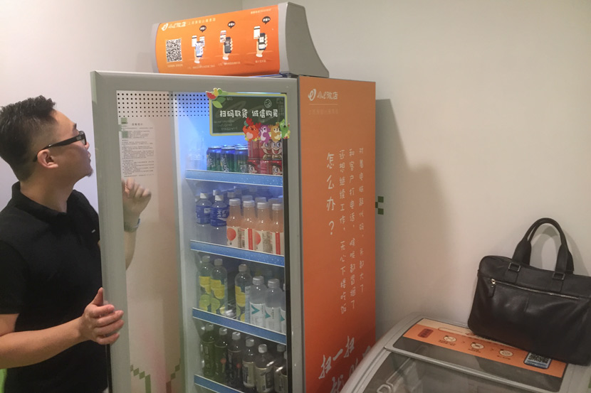 Xiao E Microshop employee Shu Yong checks inventory at an unmanned shelf in Shanghai, July 6, 2018. Qian Zhecheng/Sixth Tone