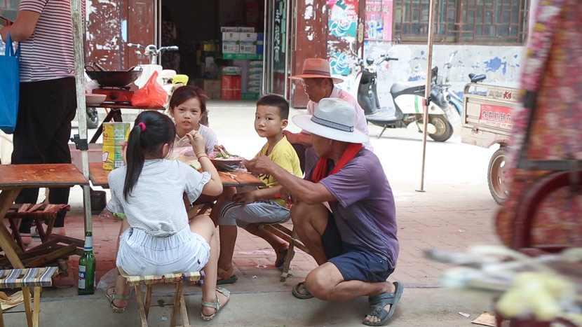 Locals at a market in Wanggongzhuang Village, Minquan County, Henan province, July 11, 2018. Liu Jingwen/Sixth Tone