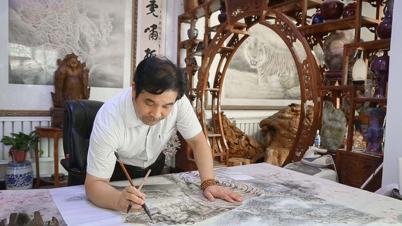 Wang Jianmin paints at his home in Wanggongzhuang Village, Minquan County, Henan province, July 11, 2018. Liu Jingwen/Sixth Tone