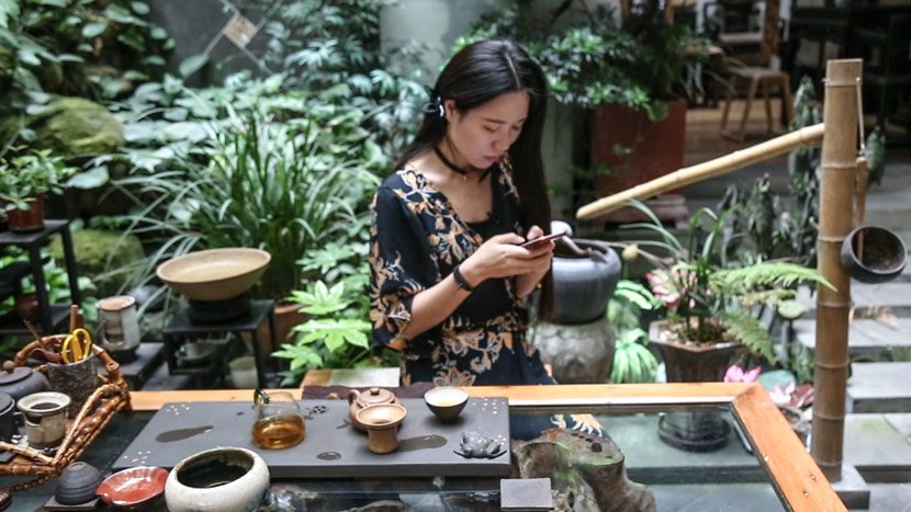 Winni Xie corresponds with customers in Chengdu, Sichuan province, May 9, 2018. Wu Huiyuan/Sixth Tone