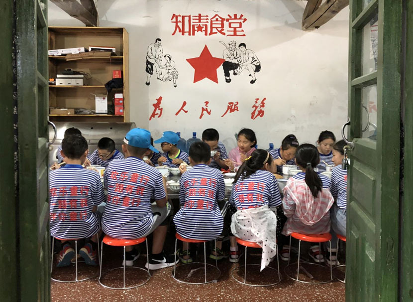 Summer camp attendees eat lunch in an ‘Educated Youth Canteen,’ part of a new red tourism theme park in Dai Village, Lanling Couty, Shandong province, June 28, 2018. Fu Danni/Sixth Tone
