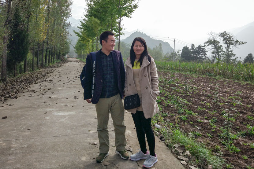 Yang Yongcheng and his wife, Thiou, pose for a photo in Taibai County, Shaanxi province, Oct. 18, 2017. Qian Jinghua/Sixth Tone