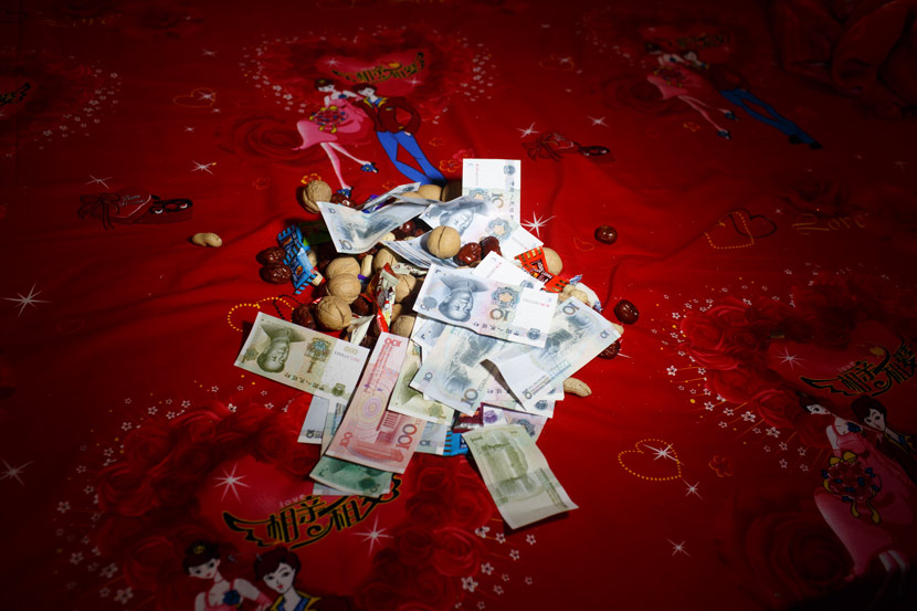Wedding gifts of money and nuts are seen in Mizhi County, Yulin, Shaanxi province, May 22, 2017. Zhou Pinglang for Sixth Tone