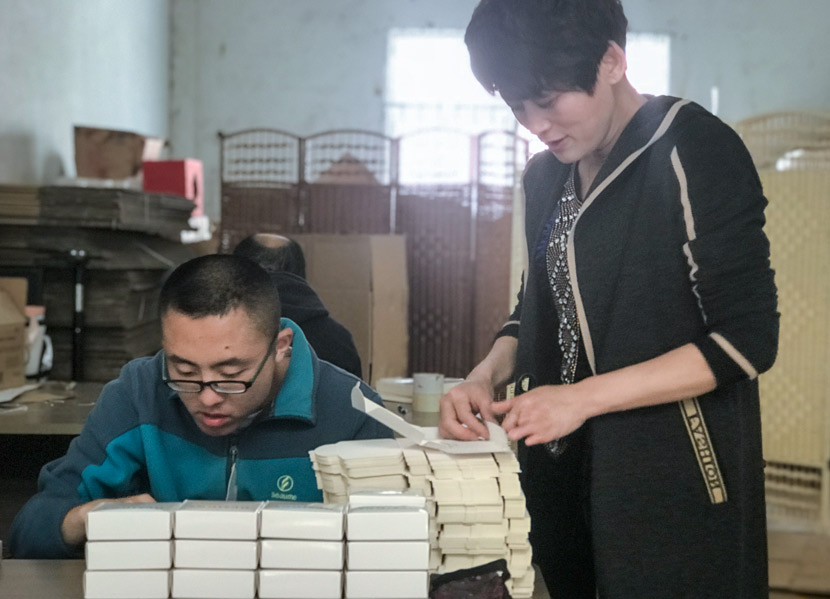 Factory owner Cui Yonglan (right) and an employee at work in Qingdao, Shandong province, April 27, 2018. Wang Lianzhang/Sixth Tone