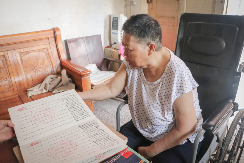 He Jinghua reads from her personal journal written in ‘nüshu’ at her home in downtown Jiangyong County, Hunan province, July 19, 2018. Yin Yijun/Sixth Tone