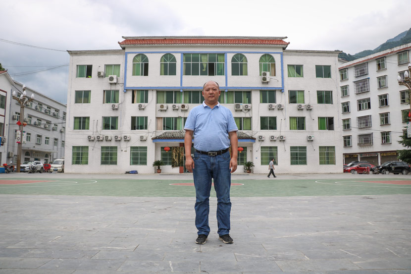 Town Head Li Yusong poses for a photo in front of Sanqiao Town’s government building, in Guizhou province, July 2, 2018. Nicole Lim for Sixth Tone