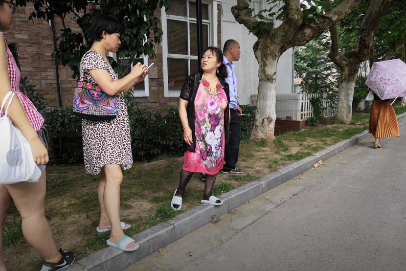 People stand outside the villa where Tian Mingcheng was killed in Nanjing, Jiangsu province, June 7, 2018. Jia Shiqing/IC