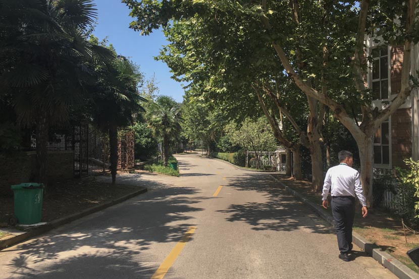 An employee from real estate company Lianjia walks outside the villa where Tian Mingcheng was killed in Nanjing, Jiangsu province, Sept. 4, 2018. Ni Dandan/Sixth Tone
