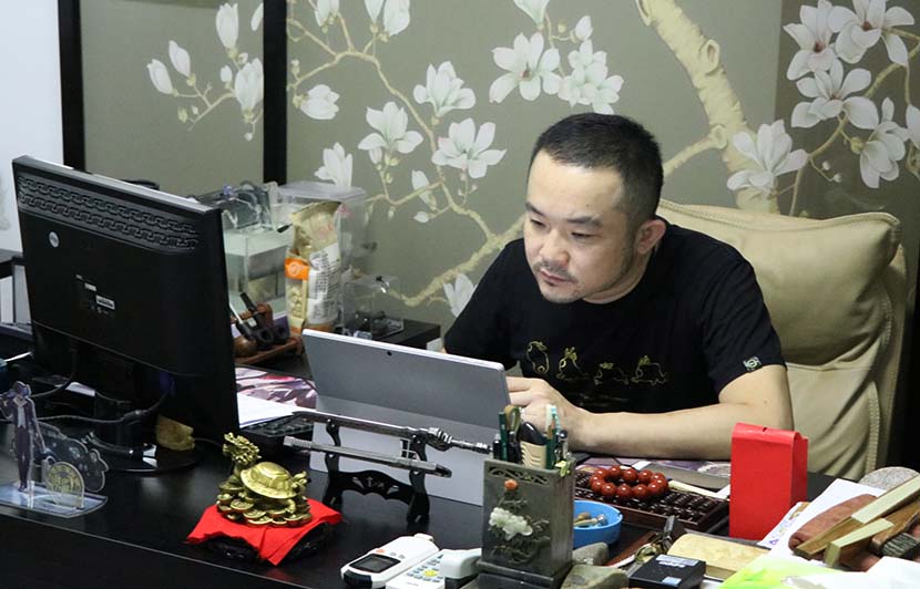 Wu Zhen, Rocen Digital’s chief operating officer, works at his office in Beijing, Aug. 23, 2018. Kenrick Davis/Sixth Tone