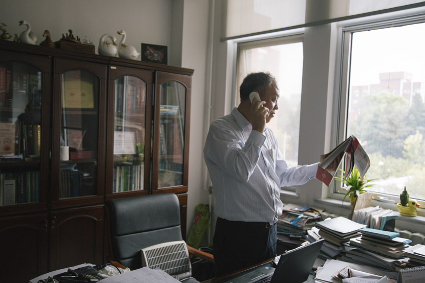 Hou Shuisheng takes a phone call in his office at the Chinese Academy of Agricultural Sciences in Beijing, Sept. 12, 2018. Wu Huiyuan/Sixth Tone