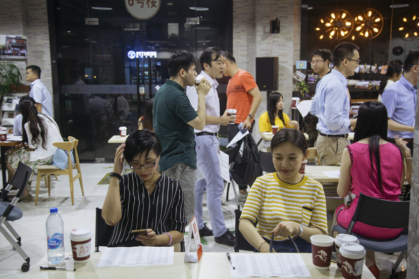 Male attendees move on to the next table after an 8-minute-date during a matchmaking event in Shanghai, July 27, 2018. Wu Huiyuan/Sixth Tone