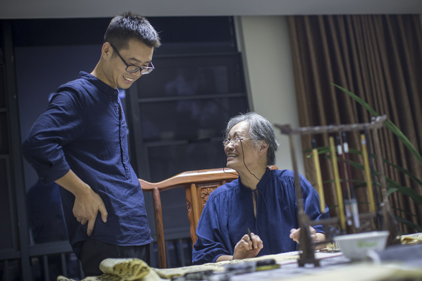 Yang Yunhai gives an elderly woman feedback on her calligraphy at Sunshine Home in Hangzhou, Zhejiang province, Sept. 28, 2018. Chen Zhongqiu for Sixth Tone