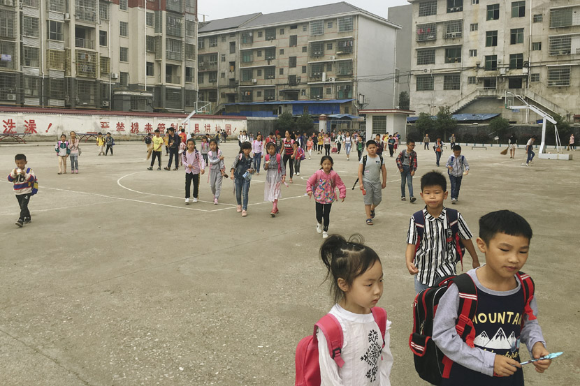 Students arrive at Mingde School in Xinhua New District around 7:30 a.m. in Xinhua County, Hunan province, Sept. 25, 2018. Ni Dandan/Sixth Tone