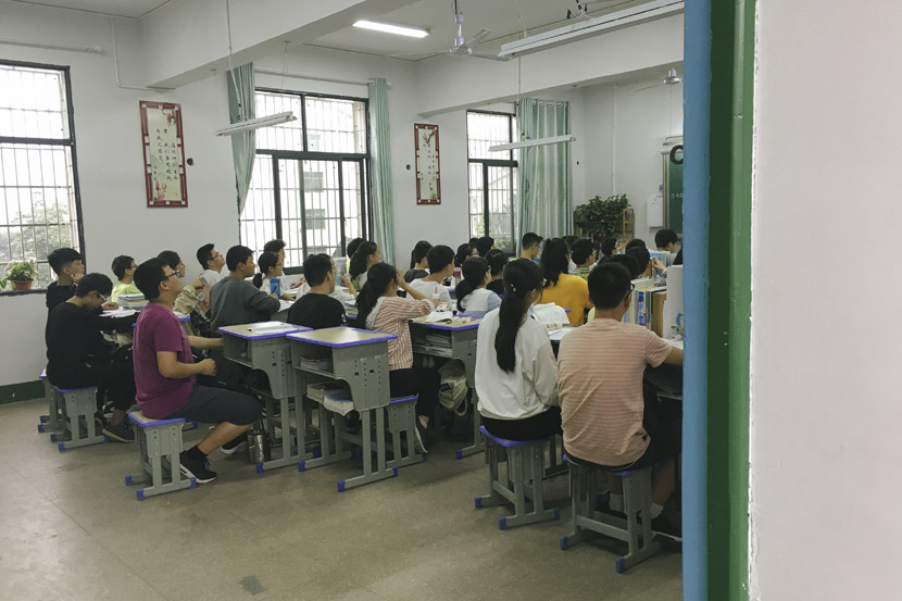 A class at the newly built Xinhua Experimental Middle School feels practically spacious when compared with previous class sizes in Xinhua County, Hunan province, Sept. 25, 2018. Ni Dandan/Sixth Tone