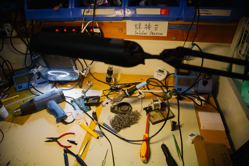 Soldering tools on a maker’s desk at Xinchejian, in Shanghai, June 21, 2017. Wu Huiyuan/Sixth Tone