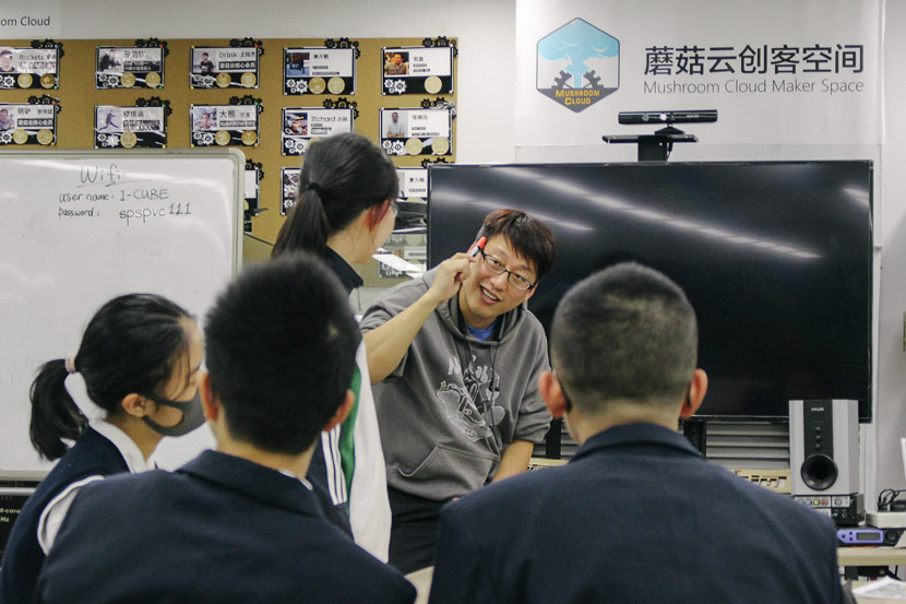 Xia Qing, the co-founder of Mushroom Cloud Makerspace, instructs visiting students in Shanghai, Oct. 15, 2018. Xue Yujie/Sixth Tone