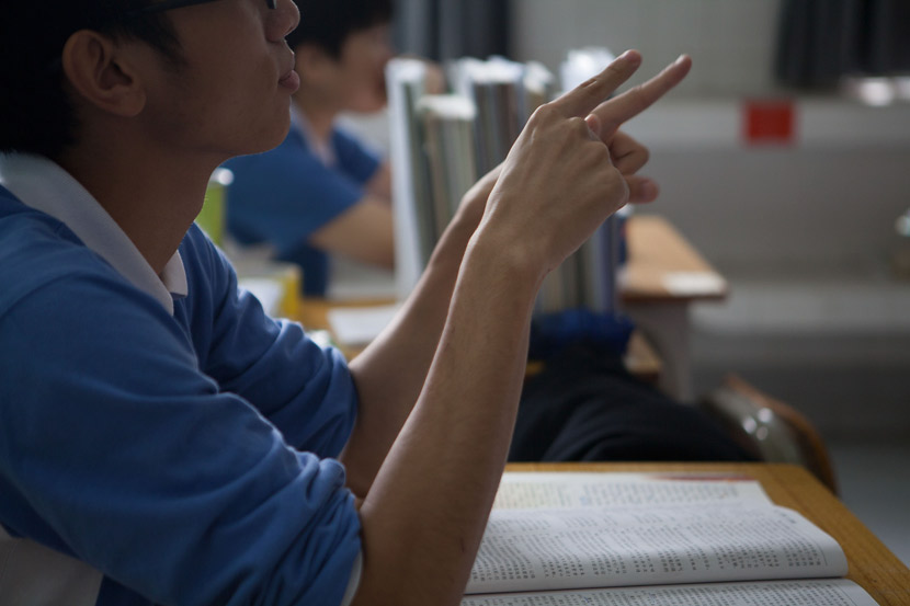 Students with hearing disabilities communicate with their teacher during a Chinese class in Shenzhen, Guangdong province, May 21, 2014. Southern Metropolis Daily/VCG