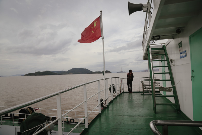 A ferry takes passengers from Liuheng Island to the mainland, Zhejiang province, Nov. 2, 2018. Li You/Sixth Tone