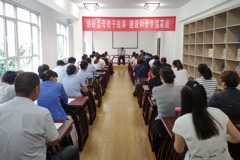 Zhao Yonghe, the Party secretary of Mencius Research Institute, gives a lecture on parenting in Zoucheng, Shandong province, Sept. 5, 2018. Fan Yiying/Sixth Tone