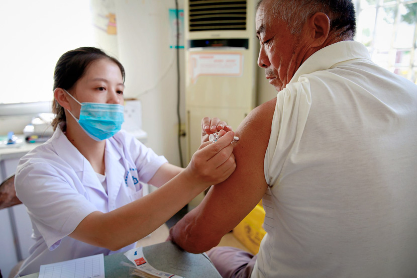 A man receives a flu vaccine injection at a community health service center in Taizhou, Zhejiang province, Sept. 6, 2018. Wang Huabin/VCG