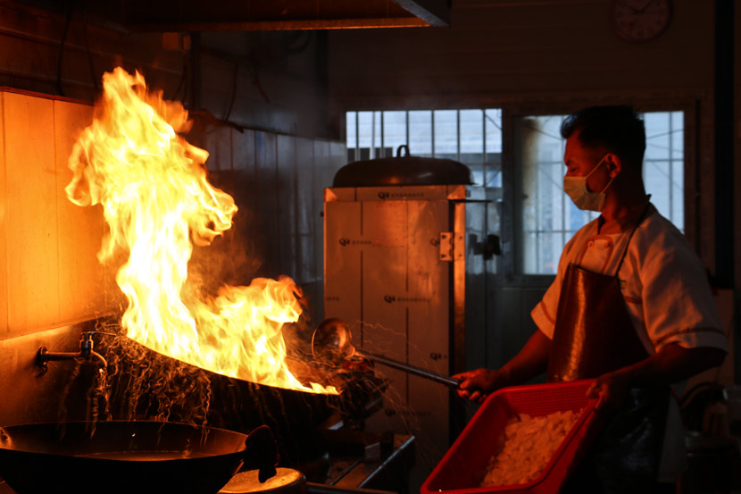 Tan Song’an cooks in the kitchen at his construction site in Shenzhen, Guangdong province, Nov. 3, 2018. Cai Yiwen/Sixth Tone