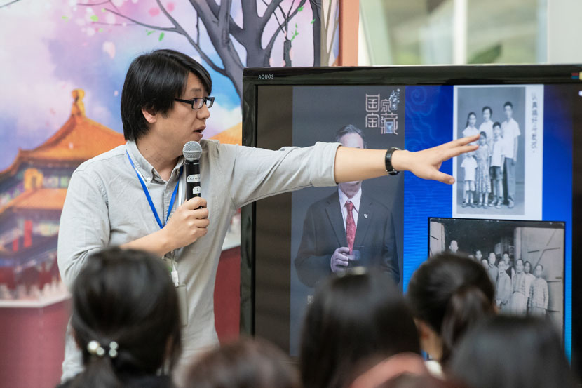 Wang Ge points to an archive photo during an open lecture in Shanghai, Nov. 10, 2018. Zhou Jun/China Shanghai International Arts Festival