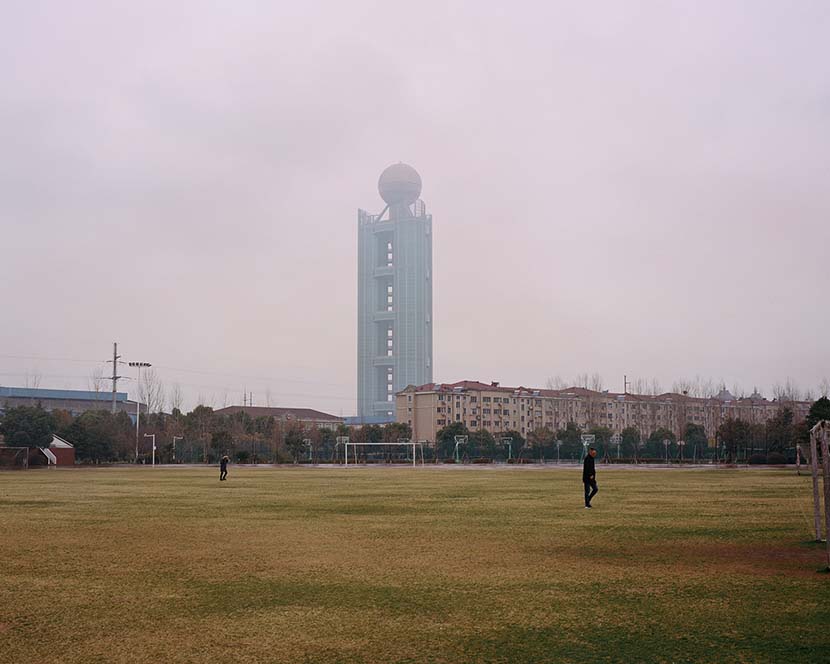 The Long Wish Hotel, a 328-meter-high tower that was the eighth-tallest building in the world, Huaxi, Jiangsu province, 2018. Shi Yangkun/Sixth Tone