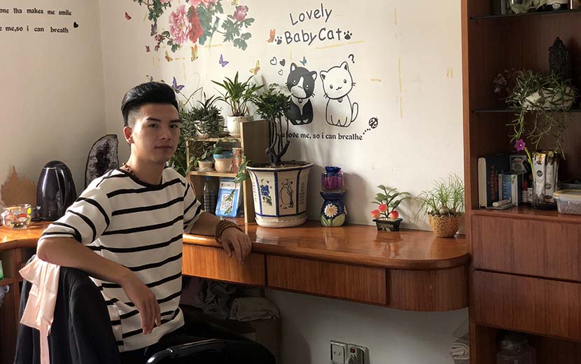 Yu Zhengwei poses for a picture in his home in Nanjing, Jiangsu province, Sept. 25, 2018. Fu Danni/Sixth Tone