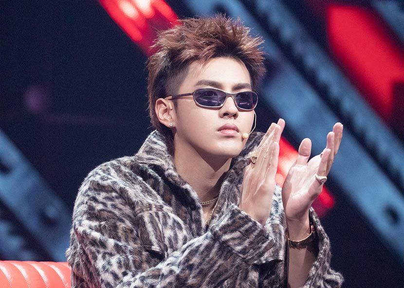 Pop star Kris Wu, a judge on the televised singing competition ‘The Rap of China,’ applauds a contestant’s performance, September 2018. VCG