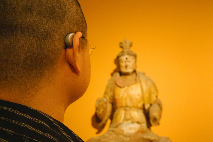 Liu Fang admires his favorite Buddha statue at the Palace Museum in Beijing, Sept. 18, 2018. Wu Huiyuan/Sixth Tone
