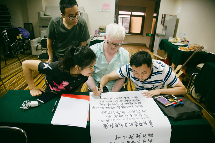 Participants collaborate to create poetry during the workshop in Beijing, Sept. 12, 2018. Wu Huiyuan/Sixth Tone