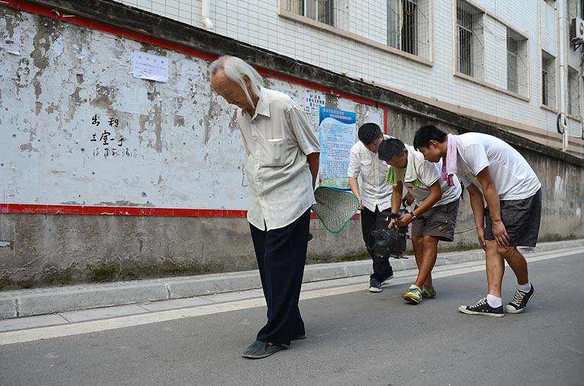 Cameramen capture Wang Suzhong while filming the movie ‘Free-Renting’ in Mianyang, Sichuan province, July 14, 2013. Wang Xiao/VCG