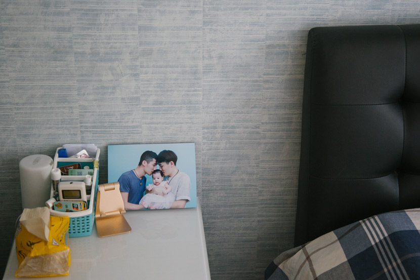 A family photo on the bedside table in Li Yang and Wang Jie’s bedroom in Beijing, July 30, 2018. Wu Huiyuan/Sixth Tone