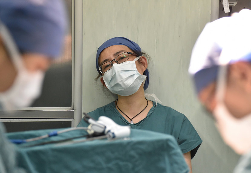 A doctor takes a break after a surgical procedure at a hospital in Hangzhou, Zhejiang province, Oct. 8, 2015. Pan Haisong/VCG